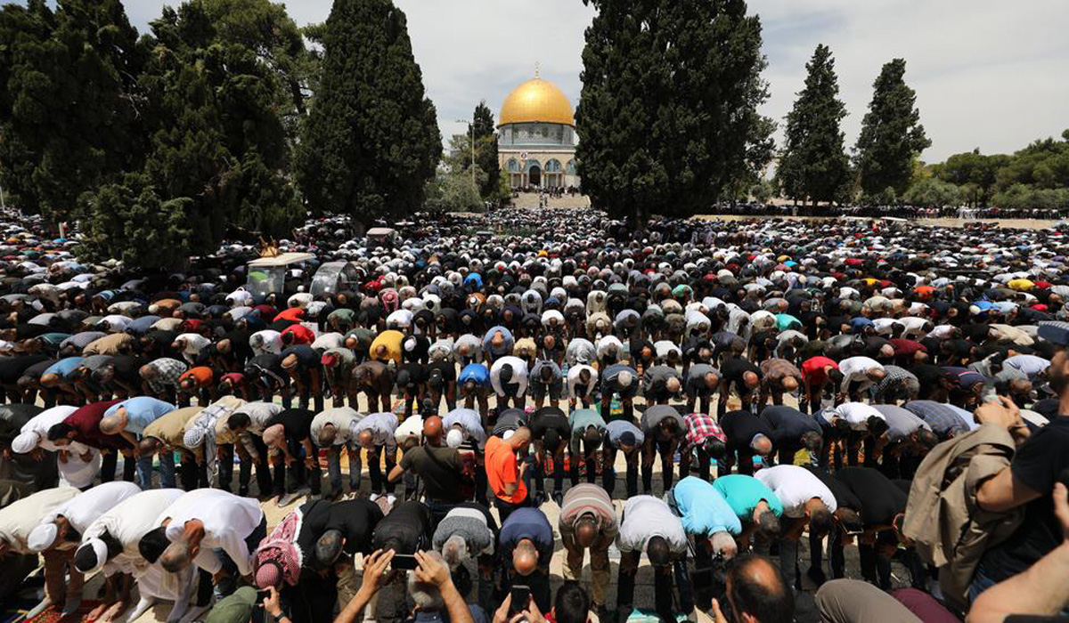 Tens of thousands of Palestinians flock to Al Aqsa Mosque for Friday prayer